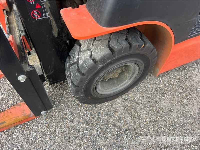 Toyota 8FBH25 4030 lb Electric Forklift 電動堆高機