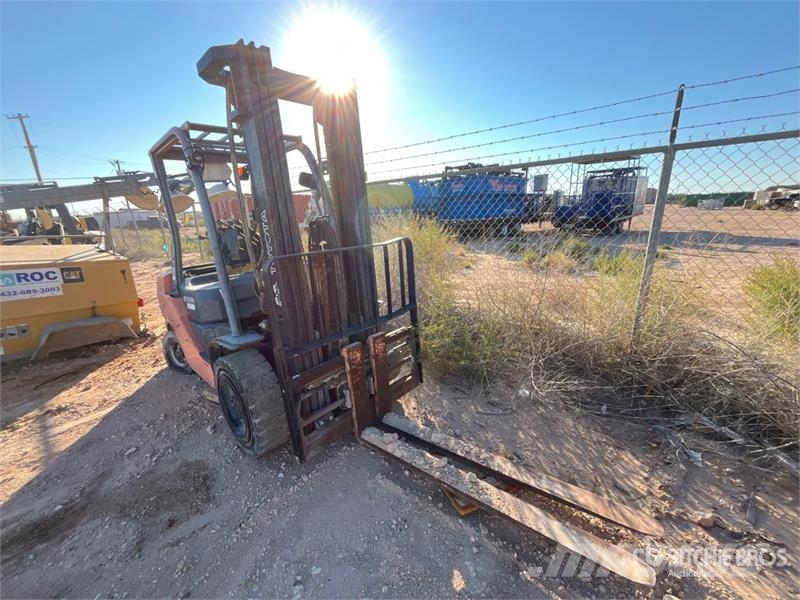 Toyota 8FD 6250 lb Pneumatic Tire Forklift フォークリフト - その他