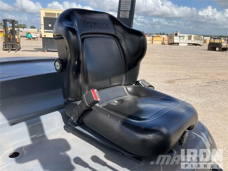 Toyota 8FD35U 6450 lb Cushion Tire Forklift Інше