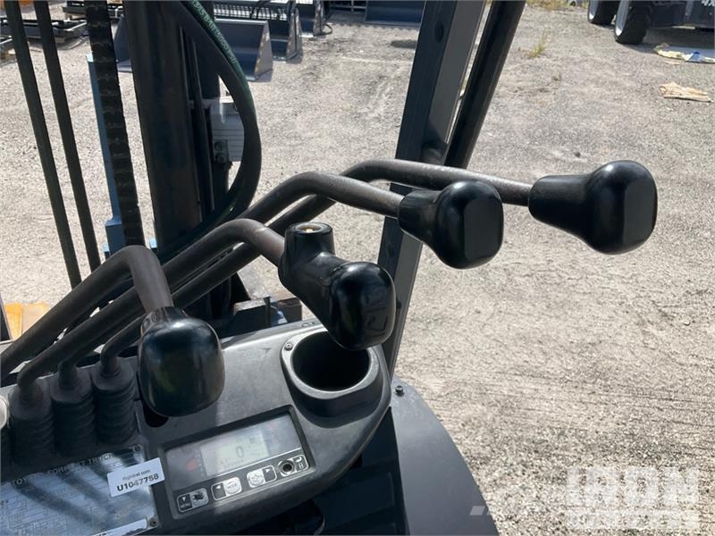 Toyota 8FD35U 6450 lb Cushion Tire Forklift Інше