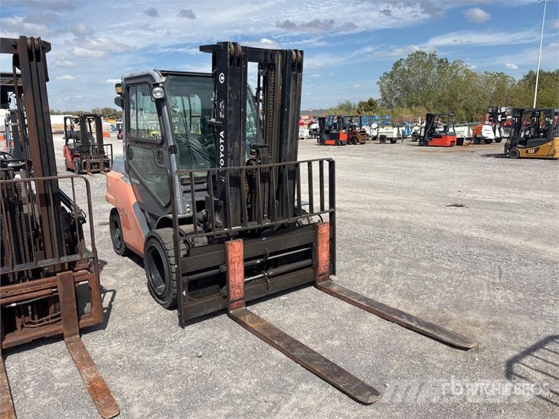 Toyota 8FD35U 6500 lb Pneumatic Tire Forklift Інше