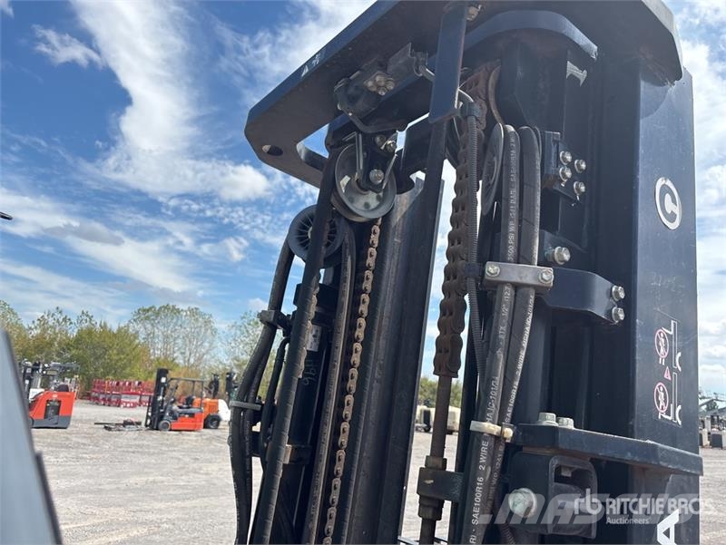 Toyota 8FD35U 6500 lb Pneumatic Tire Forklift Інше