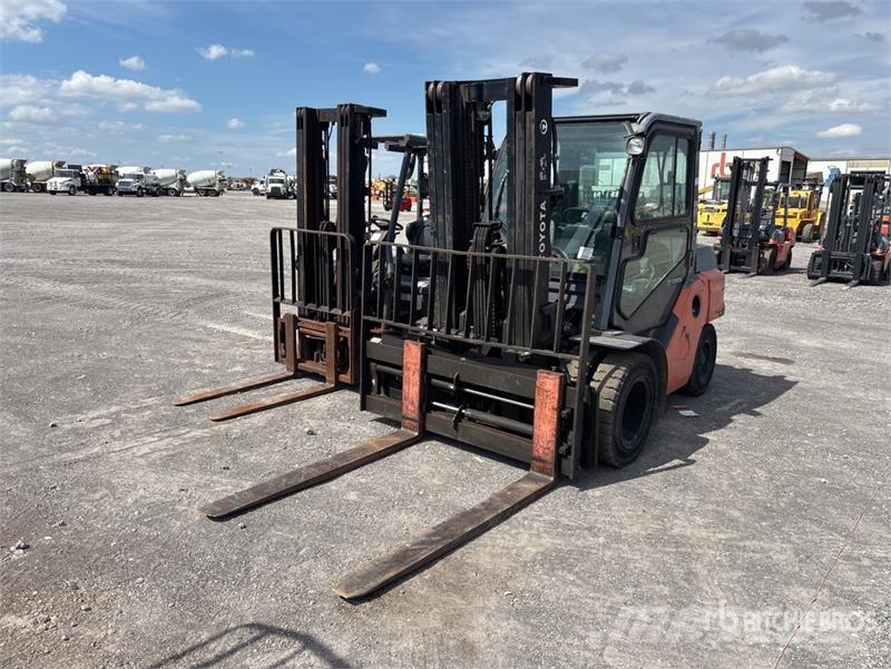 Toyota 8FD35U 6500 lb Pneumatic Tire Forklift Інше