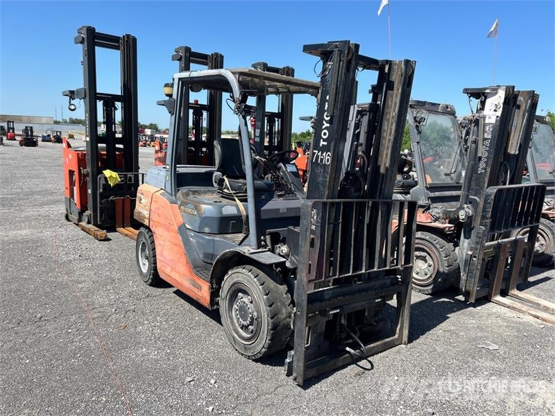 Toyota 8FD35U 7300 lb Cushion Tire Forklift Other
