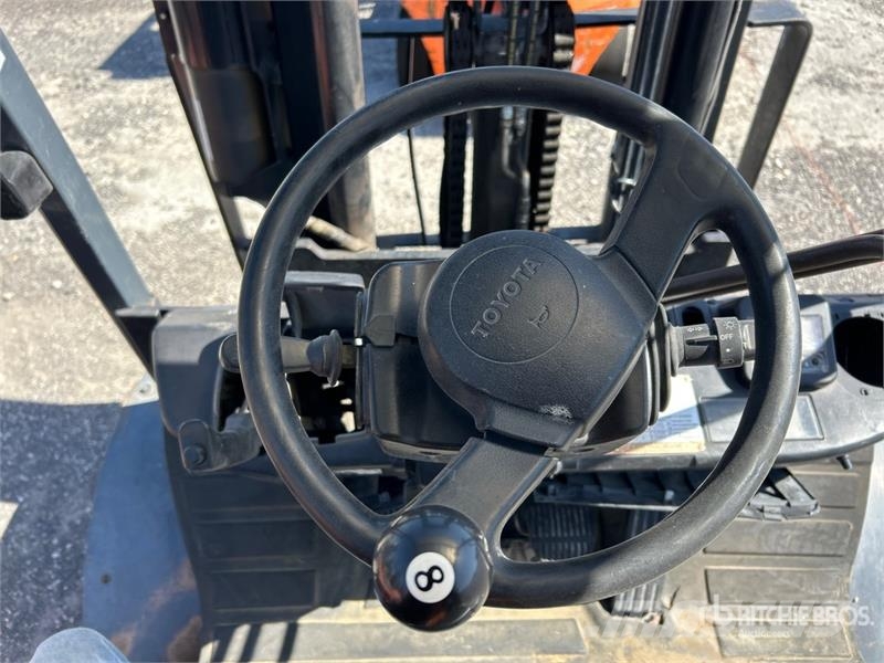 Toyota 8FD35U 7300 lb Cushion Tire Forklift Other