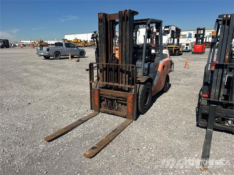 Toyota 8FD45U 8500 lb Pneumatic Tire Forklift Autokrāvēji - citi