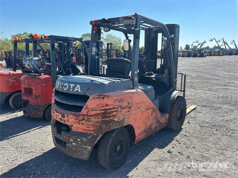 Toyota 8FD45U 8500 lb Pneumatic Tire Forklift Autokrāvēji - citi