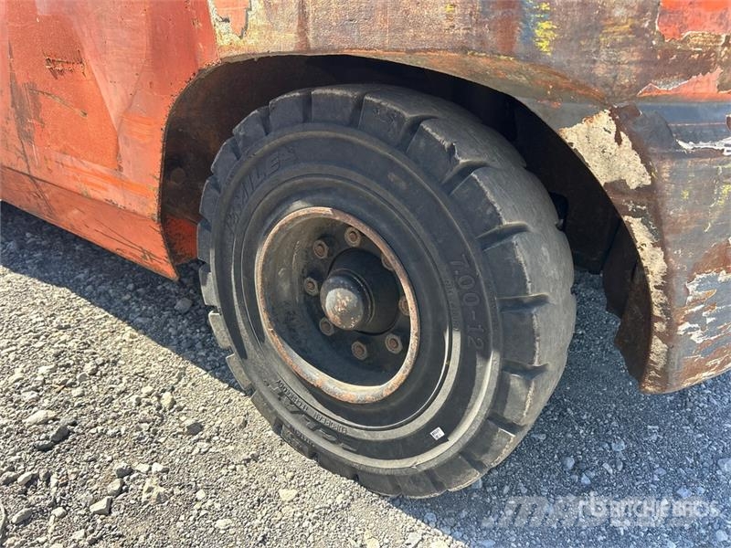 Toyota 8FD45U 8500 lb Pneumatic Tire Forklift Autokrāvēji - citi
