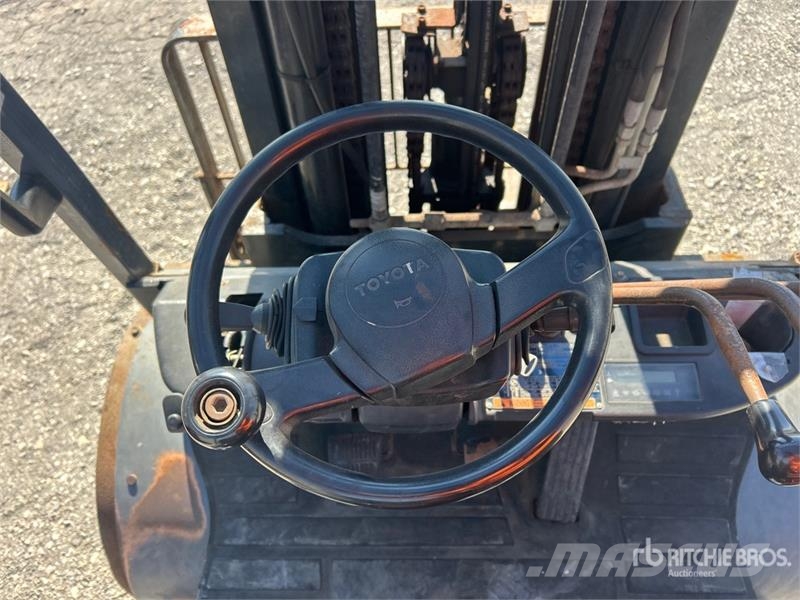 Toyota 8FD45U 8500 lb Pneumatic Tire Forklift Autokrāvēji - citi