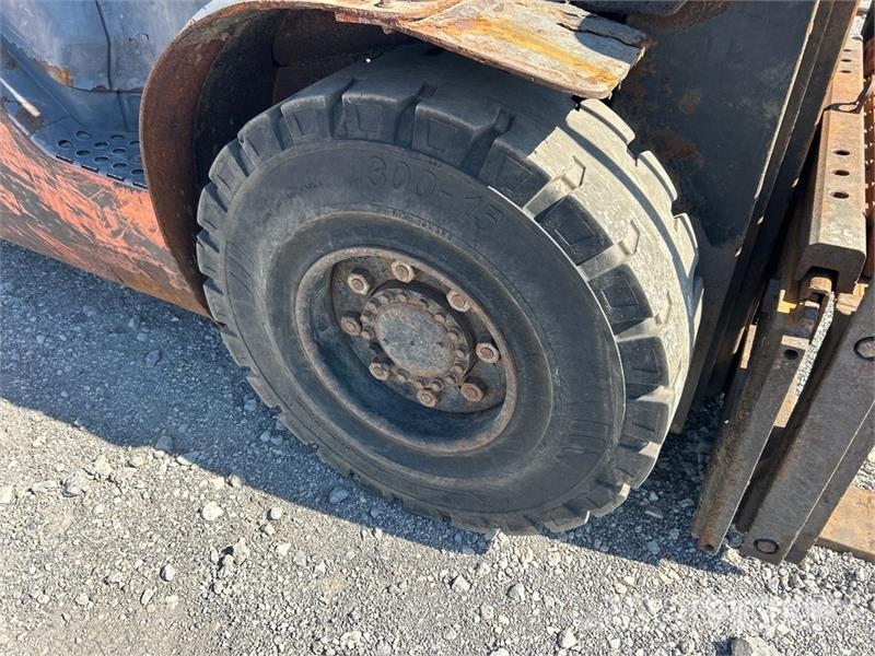 Toyota 8FD45U 8500 lb Pneumatic Tire Forklift Autokrāvēji - citi