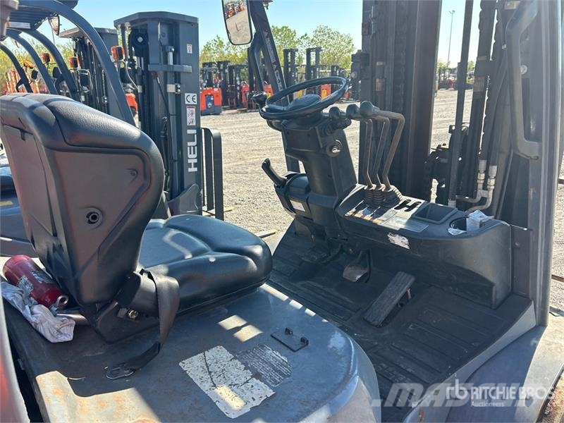 Toyota 8FD45U 8500 lb Pneumatic Tire Forklift Autokrāvēji - citi