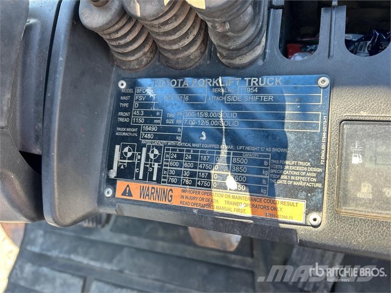 Toyota 8FD45U 8500 lb Pneumatic Tire Forklift Autokrāvēji - citi