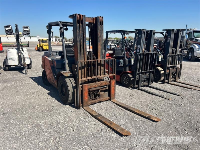 Toyota 8FD45U 8500 lb Pneumatic Tire Forklift Autokrāvēji - citi
