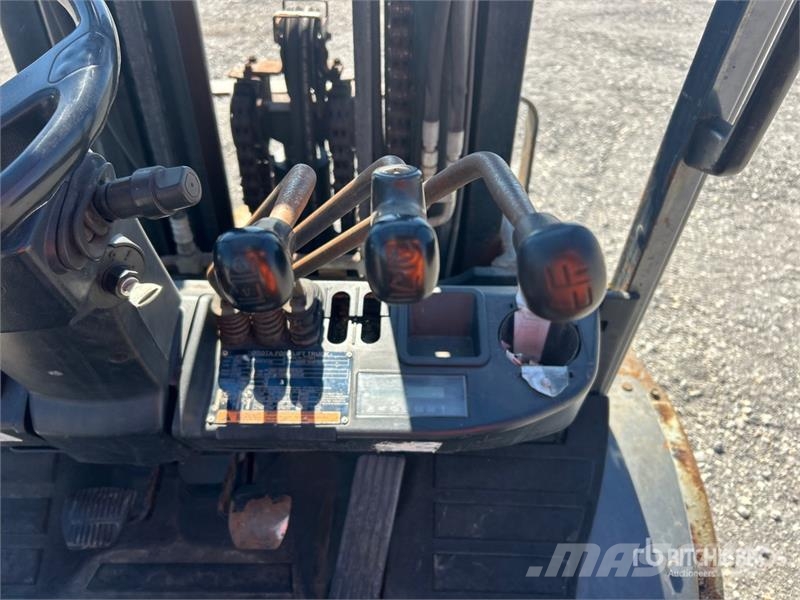 Toyota 8FD45U 8500 lb Pneumatic Tire Forklift Autokrāvēji - citi