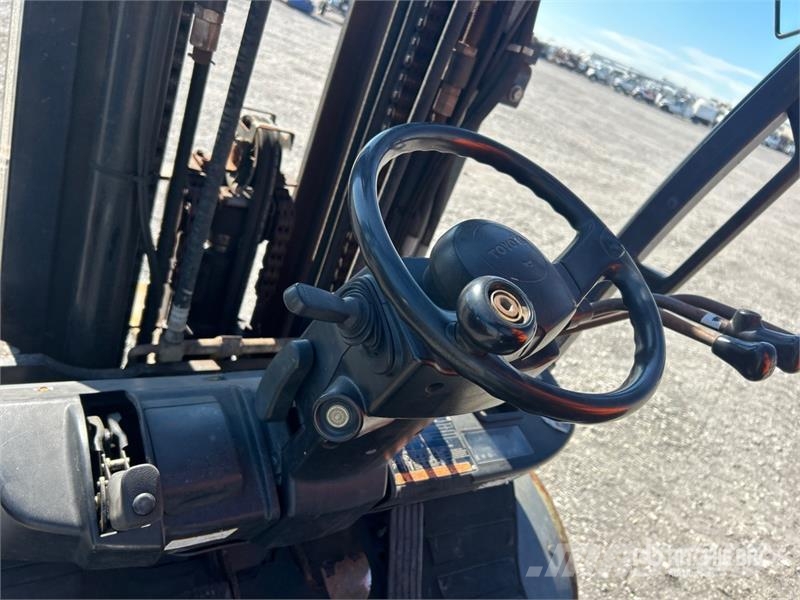 Toyota 8FD45U 8500 lb Pneumatic Tire Forklift Autokrāvēji - citi