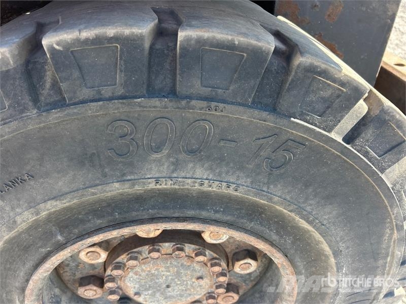 Toyota 8FD45U 8500 lb Pneumatic Tire Forklift Autokrāvēji - citi