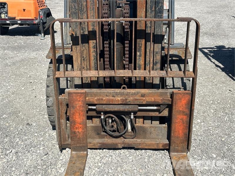 Toyota 8FD45U 8500 lb Pneumatic Tire Forklift Autokrāvēji - citi