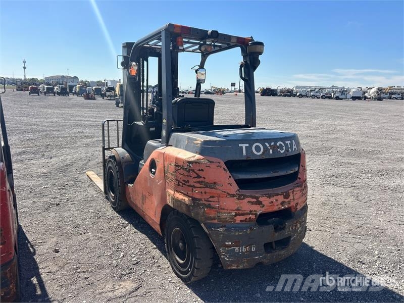 Toyota 8FD45U 8500 lb Pneumatic Tire Forklift Autokrāvēji - citi