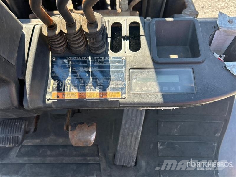 Toyota 8FD45U 8500 lb Pneumatic Tire Forklift Autokrāvēji - citi