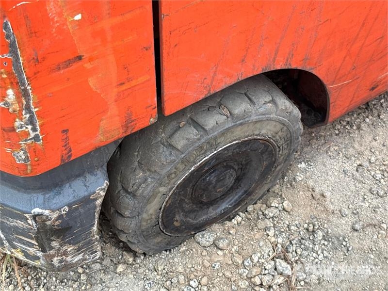 Toyota 8FGCU15 2500 lb Pneumatic Tire Forklift フォークリフト - その他