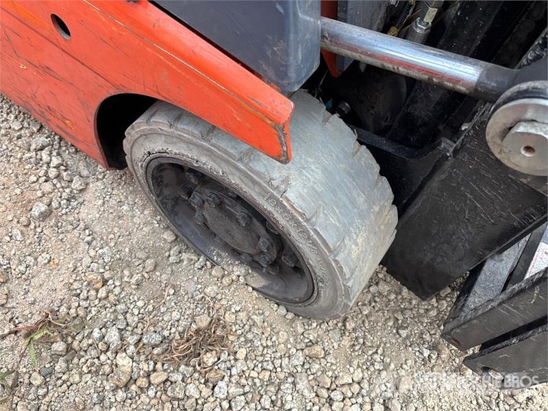 Toyota 8FGCU15 2500 lb Pneumatic Tire Forklift フォークリフト - その他