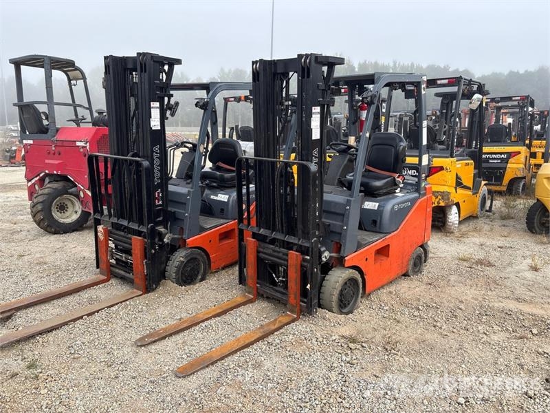 Toyota 8FGCU15 2500 lb Pneumatic Tire Forklift フォークリフト - その他