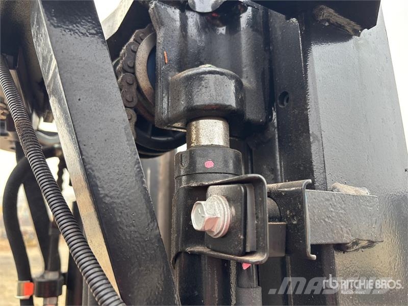 Toyota 8FGCU15 2500 lb Pneumatic Tire Forklift フォークリフト - その他