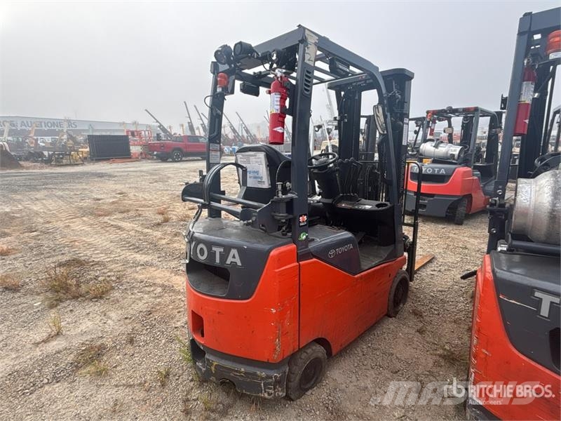 Toyota 8FGCU15 2500 lb Pneumatic Tire Forklift フォークリフト - その他