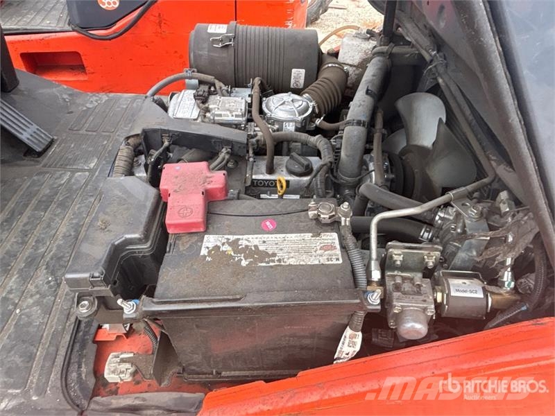 Toyota 8FGCU15 2500 lb Pneumatic Tire Forklift フォークリフト - その他