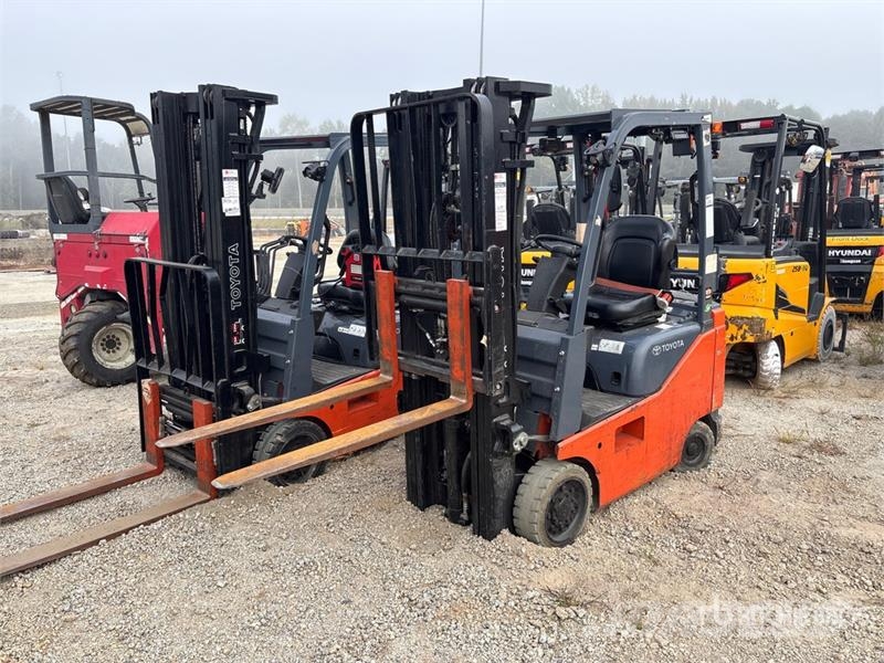 Toyota 8FGCU15 2500 lb Pneumatic Tire Forklift フォークリフト - その他
