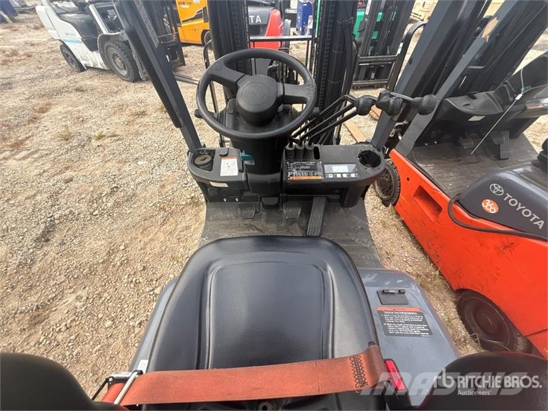 Toyota 8FGCU15 2500 lb Pneumatic Tire Forklift フォークリフト - その他