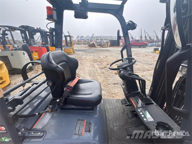 Toyota 8FGCU15 2500 lb Pneumatic Tire Forklift フォークリフト - その他