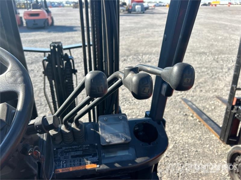 Toyota 8FGCU15 2500 lb Cushion Tire Forklift شاحنات ذات رافعات شوكية - أخرى