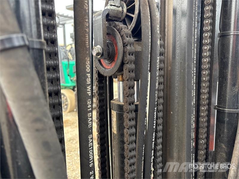 Toyota 8FGCU15 2500 lb Pneumatic Tire Forklift フォークリフト - その他