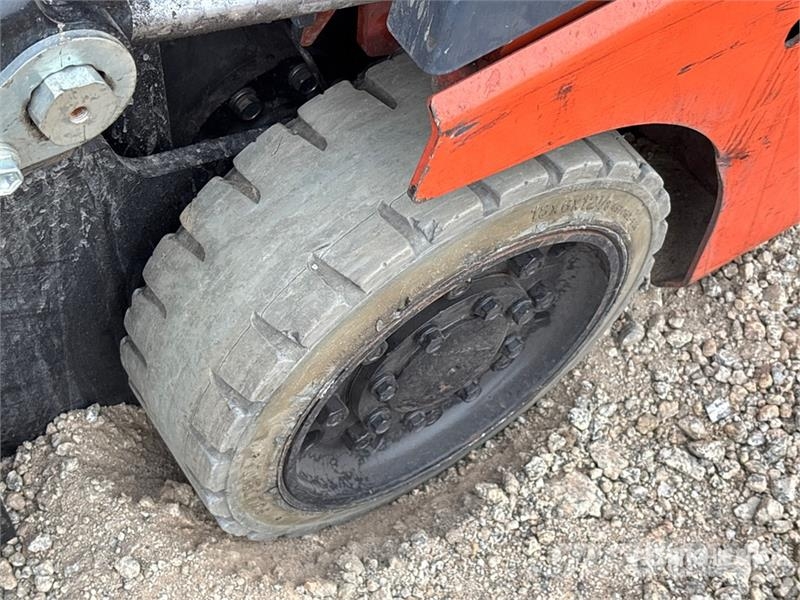 Toyota 8FGCU15 2500 lb Pneumatic Tire Forklift フォークリフト - その他
