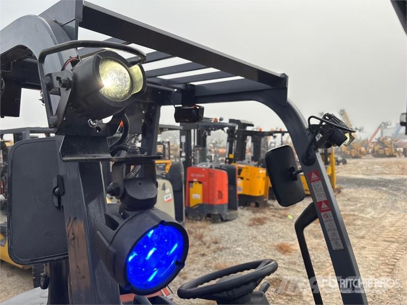 Toyota 8FGCU15 2500 lb Pneumatic Tire Forklift フォークリフト - その他