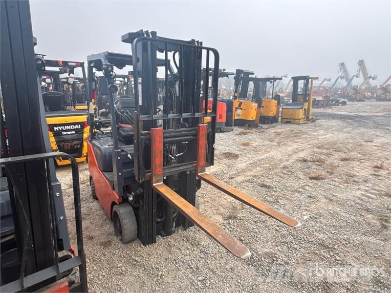 Toyota 8FGCU15 2500 lb Pneumatic Tire Forklift フォークリフト - その他