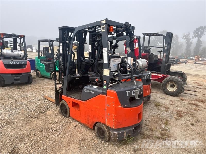 Toyota 8FGCU15 2500 lb Pneumatic Tire Forklift フォークリフト - その他