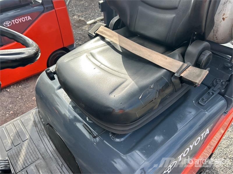 Toyota 8FGCU15 2500 lb Cushion Tire Forklift Інше