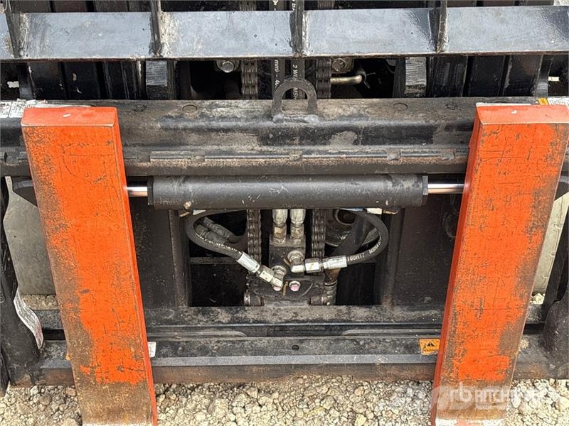 Toyota 8FGCU15 2500 lb Pneumatic Tire Forklift フォークリフト - その他