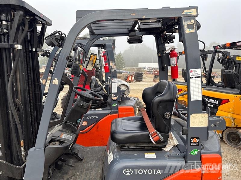 Toyota 8FGCU15 2500 lb Pneumatic Tire Forklift フォークリフト - その他
