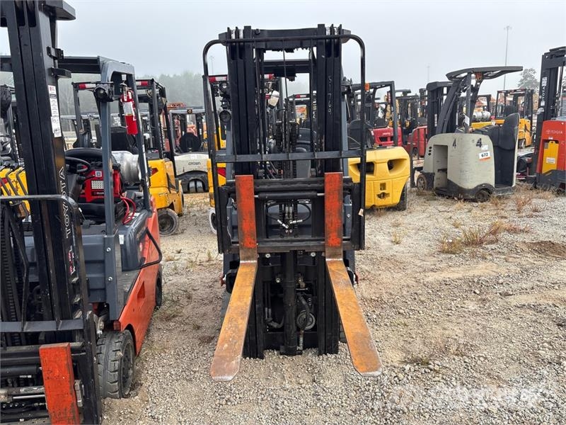 Toyota 8FGCU15 2500 lb Pneumatic Tire Forklift フォークリフト - その他