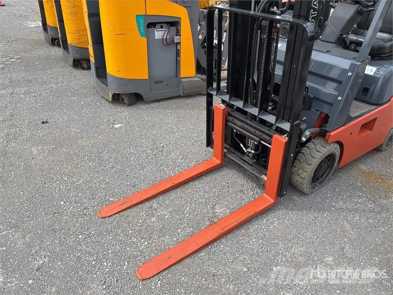 Toyota 8FGCU15 2700 lb Forklift Targoncák-Egyéb