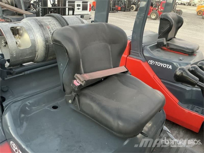 Toyota 8FGCU25 4500 lb Cushion Tire Forklift Другие складские механизмы