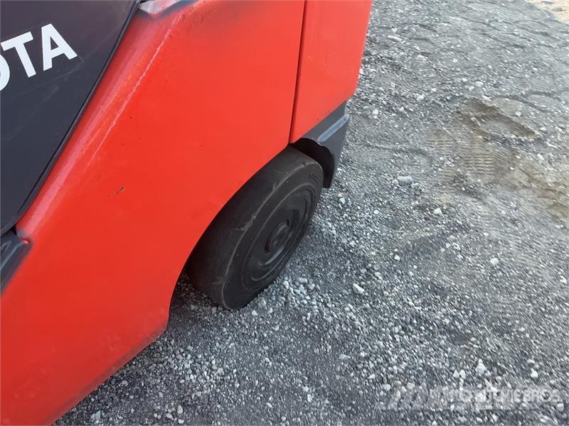 Toyota 8FGCU25 4500 lb Cushion Tire Forklift Šakiniai krautuvai - Kita