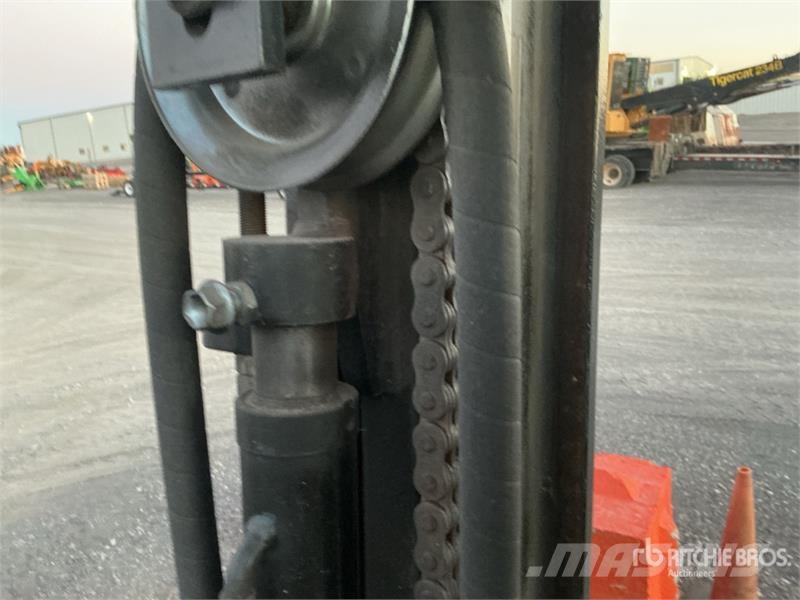 Toyota 8FGCU25 4500 lb Cushion Tire Forklift Другие складские механизмы