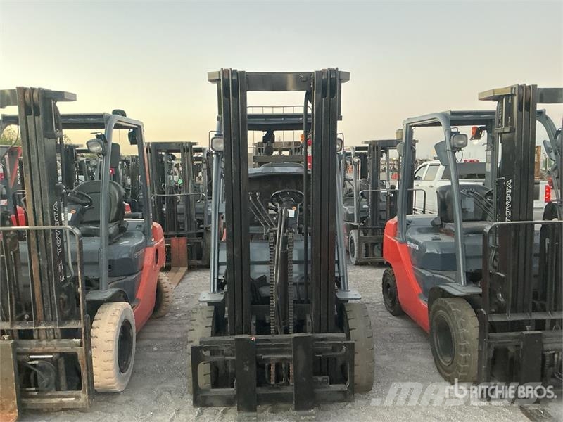 Toyota 8FGCU25 4500 lb Cushion Tire Forklift Другие складские механизмы