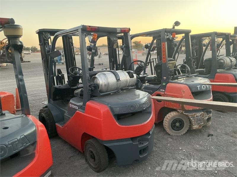 Toyota 8FGCU25 4500 lb Cushion Tire Forklift Другие складские механизмы