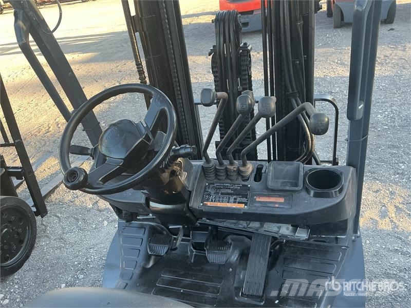 Toyota 8FGCU25 4500 lb Cushion Tire Forklift Šakiniai krautuvai - Kita