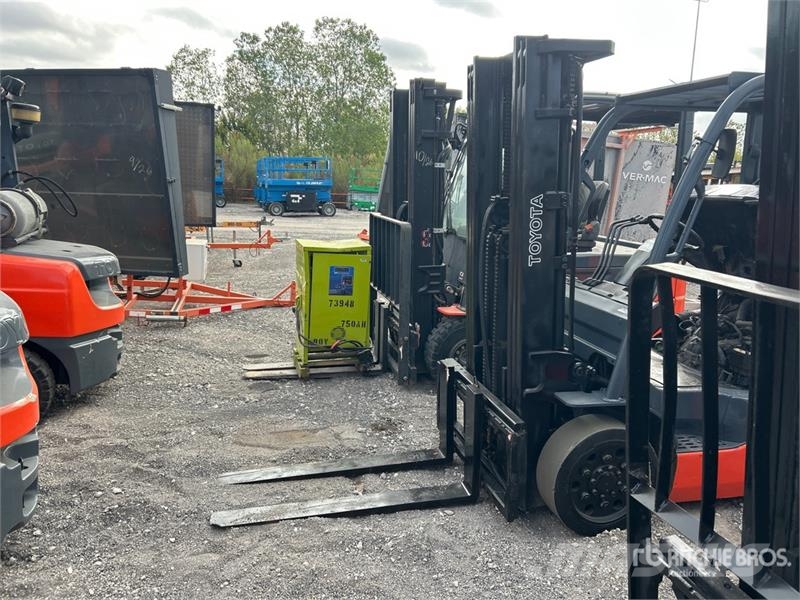 Toyota 8FGCU25 4500 lb Cushion Tire Forklift Інше
